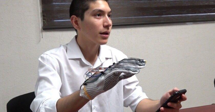 Mexican Students Create Innovative Smart Gloves for Sign Language Translation