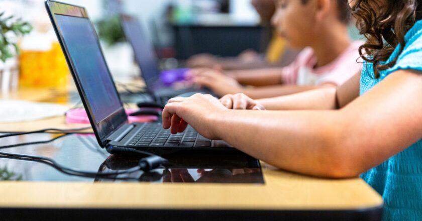 Reducing Screens in Classrooms Doesn’t Equate to Increased Learning, Warns APA